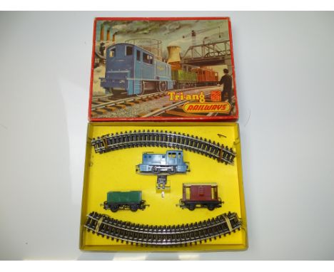 OO GAUGE MODEL RAILWAYS: A TRI-ANG RAILWAYS RS.71 electric starter goods train set - G/VG in G box