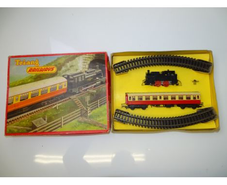 OO GAUGE MODEL RAILWAYS: A TRI-ANG RAILWAYS RS.49 clockwork starter passenger train set - G/VG in G box