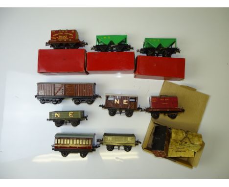 O GAUGE MODEL RAILWAYS: A group of HORNBY Series wagons as lotted - 3 boxed - F/VG in G boxes (where boxed) (9 wagons plus 3 