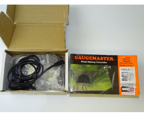 N/HO/OO GAUGE MODEL RAILWAYS: A GAUGEMASTER DCC 75 TECH 6 controller for DC or DCC operation - G/VG in G box