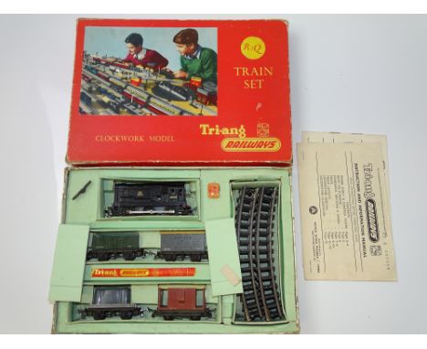 OO GAUGE MODEL RAILWAYS: A TRI-ANG RAILWAYS R3Q Clockwork Goods Train Set- G/VG in G box