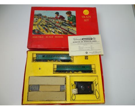 OO GAUGE MODEL RAILWAYS: A TRI-ANG RAILWAYS RFX Suburban EMU Passenger Train Set- G/VG in F/G box