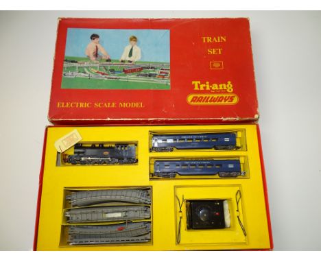 OO GAUGE MODEL RAILWAYS: A TRI-ANG (Australia) R.A.X.C Transcontinental Passenger train set - VG in  F/G box