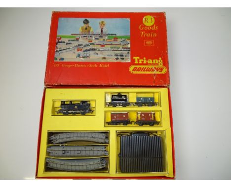 OO GAUGE MODEL RAILWAYS: A TRI-ANG RAILWAYS R3 Goods train set - G (with usual wagon warping) in F/G box