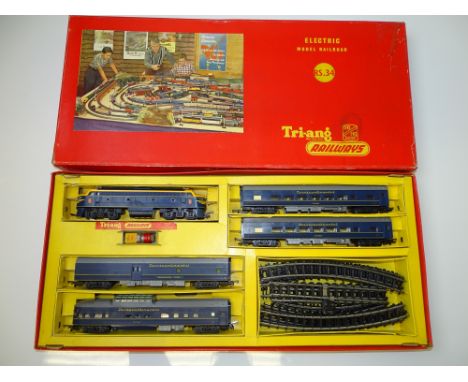 OO GAUGE MODEL RAILWAYS: A TRI-ANG RAILWAYS RS.34 Transcontinental passenger train set - VG in  F/G box