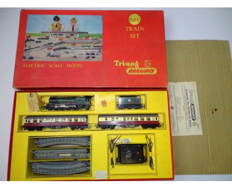OO GAUGE MODEL RAILWAYS: A TRI-ANG RAILWAYS RBX passenger train set - G/VG in G box