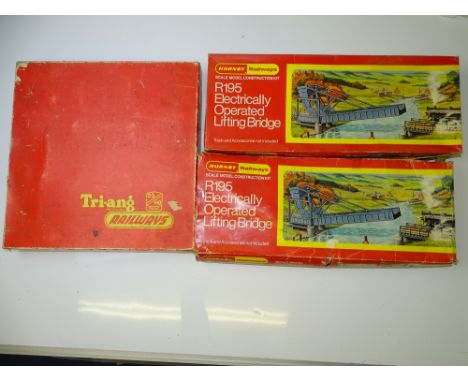OO GAUGE MODEL RAILWAYS: A TRI-ANG Operating Hopper Car set together with 2x HORNBY R195 Electrically Operated Lifting Bridge