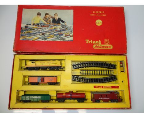 OO GAUGE MODEL RAILWAYS: A TRI-ANG RAILWAYS R3.N Transcontinental Goods Train Set- G in F/G box