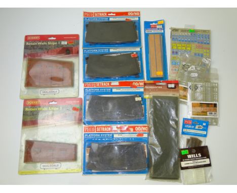 OO GAUGE MODEL RAILWAYS: A quantity of lineside kits and accessories by PECO, HORNBY etc in sealed packets - VG/E in G packet