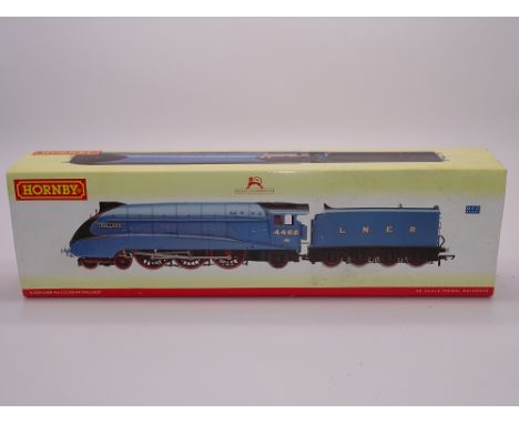 OO GAUGE MODEL RAILWAYS: A HORNBY R2339 A4 Class steam locomotive in LNER blue livery 'Mallard' - G/VG in G box