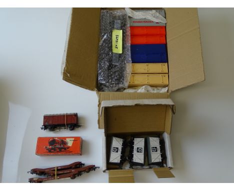 OO GAUGE MODEL RAILWAYS: A mixed lot of OO/HO Gauge wagons by HORNBY, BACHMANN, MARKLIN etc - to include container wagons and