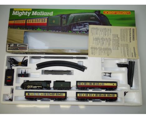 OO GAUGE MODEL RAILWAYS: A HORNBY RAILWAYS 'Mighty Mallard' passenger train Set - G/VG in G box