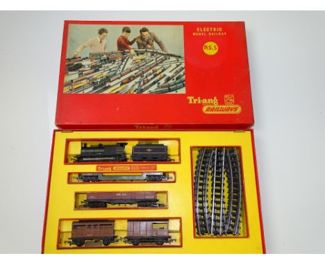 OO GAUGE MODEL RAILWAYS: A TRI-ANG RAILWAYS RS.5 Goods Train Set- G/VG in  G/VG box