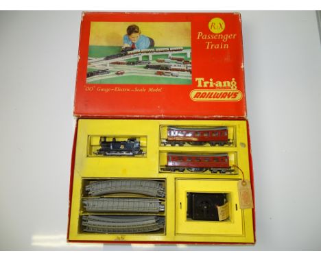 OO GAUGE MODEL RAILWAYS: A TRI-ANG RAILWAYS R2X passenger train set - G (with usual coach warping) in G box