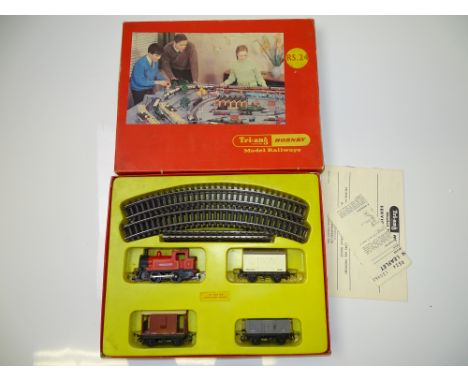 OO GAUGE MODEL RAILWAYS: A TRI-ANG HORNBY RS. 24 steam Goods train set - G in G/VG box