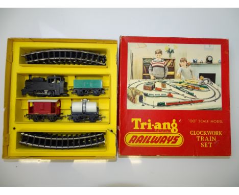 OO GAUGE MODEL RAILWAYS: A TRI-ANG (New Zealand) NZC4 Clockwork Starter Goods Train Set - G/VG in G box