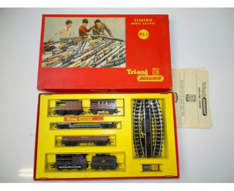 OO GAUGE MODEL RAILWAYS: A TRI-ANG RAILWAYS RS. 5 Electric Goods train set - G/VG in G/VG box