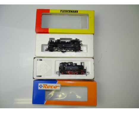 HO GAUGE MODEL RAILWAYS: A pair of Italian Outline steam locos by ROCO and FLEISCHMANN comprising 43325 and 4095 - VG in G/VG