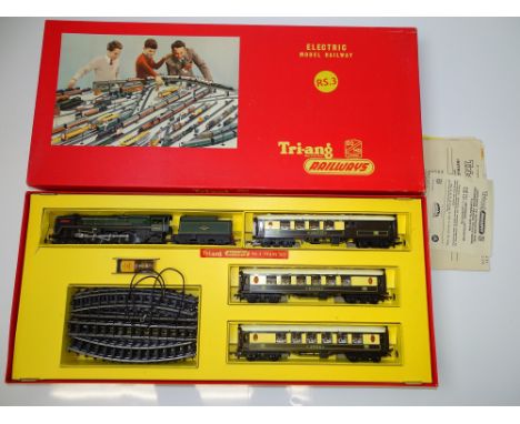OO GAUGE MODEL RAILWAYS: A TRI-ANG RAILWAYS RS.3 Pullman train set - G/VG in G/VG box