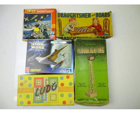VINTAGE TOYS: A group of mixed toys to include: A SUBBUTEO floodlight kit, a STAR WARS kit, a pair of board games and a rare 