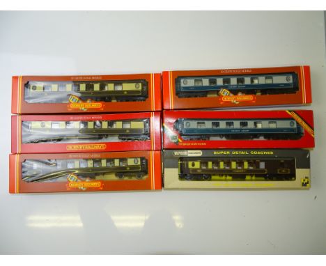 OO GAUGE MODEL RAILWAYS: A group of Pullman coaches by HORNBY together with a similar WRENN Pullman coach - G/VG in G boxes (