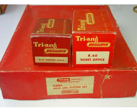 OO GAUGE MODEL RAILWAYS: A group of TRI-ANG station accessories to include an R689A mainline station set together with an R60