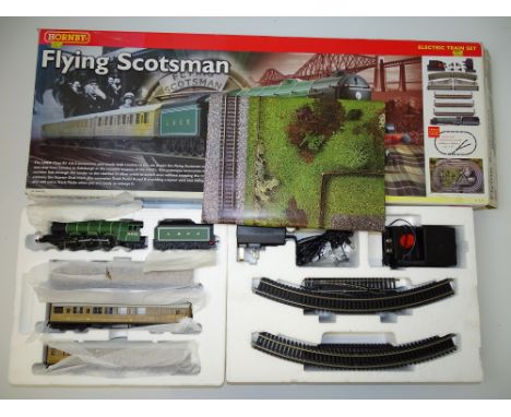 OO GAUGE MODEL RAILWAYS: A HORNBY RAILWAYS 'Flying Scotsman' train set - VG in G/VG box