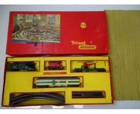 OO GAUGE MODEL RAILWAYS: A TRI-ANG RAILWAYS RS.38 Transcontinental / Battlespace train set - G in F/G box