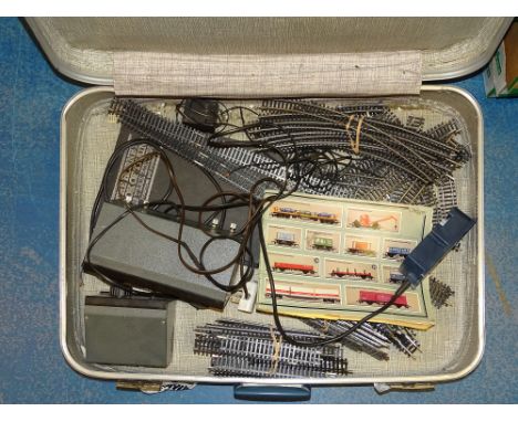 OO GAUGE MODEL RAILWAYS: A vintage suitcase containing a quantity of track and controllers by H&amp;M - G
