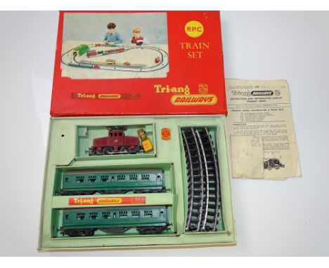 OO GAUGE MODEL RAILWAYS: A TRI-ANG RAILWAYS R.P.C Starter Passenger Train Set - G/VG in G box