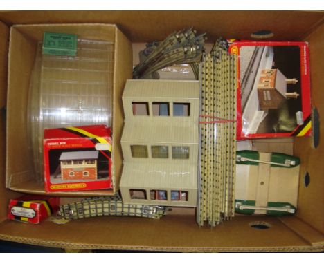OO GAUGE MODEL RAILWAYS: A tray of HORNBY DUBLO and HORNBY track and accessories as lotted - G/VG in F/G boxes (where boxed) 