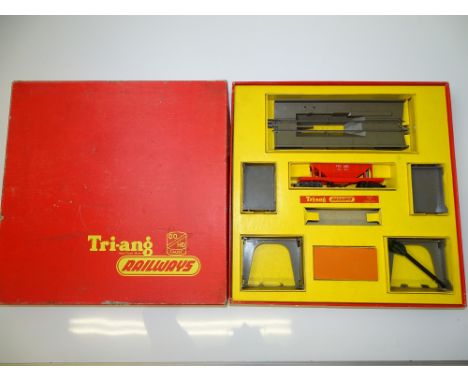 OO GAUGE MODEL RAILWAYS: A TRI-ANG RAILWAYS R.161 Operating Hopper Car Set - G/VG in G/VG box