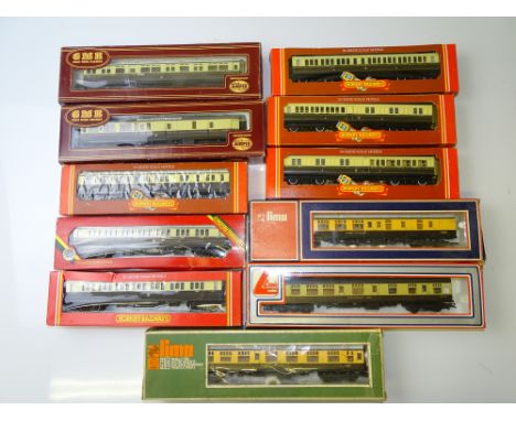 OO GAUGE MODEL RAILWAYS: A quantity of Great Western coaches by HORNBY, AIRFIX and LIMA - G/VG in G boxes (11)