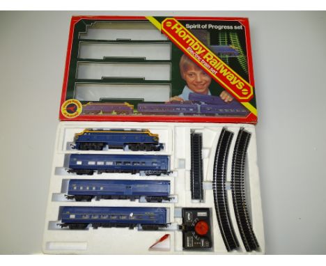 OO GAUGE MODEL RAILWAYS: A HORNBY (Australia) rare 'Spirit of Progress' electric train set - VG/E in G/VG box