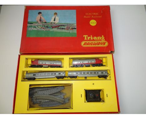 OO GAUGE MODEL RAILWAYS: A TRI-ANG RAILWAYS RHX Transcontinental Passenger train set - G in F/G box