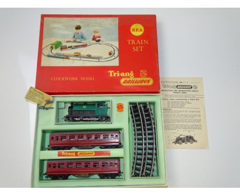 OO GAUGE MODEL RAILWAYS: A TRI-ANG RAILWAYS RP.A Clockwork Starter Passenger Train Set - G/VG in G/VG box