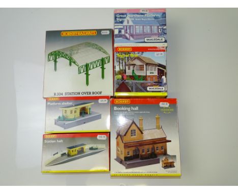 OO GAUGE MODEL RAILWAYS: A group of buildings / kits by HORNBY to include 2 x Skaledale items - G/VG in G boxes (6)