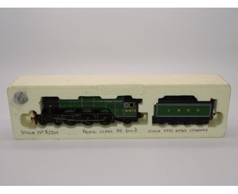 OO GAUGE MODEL RAILWAYS: A HORNBY R2261 A3 Class locomotive in LNER green livery 'Flying Scotsman' - G/VG in polystyrene inne