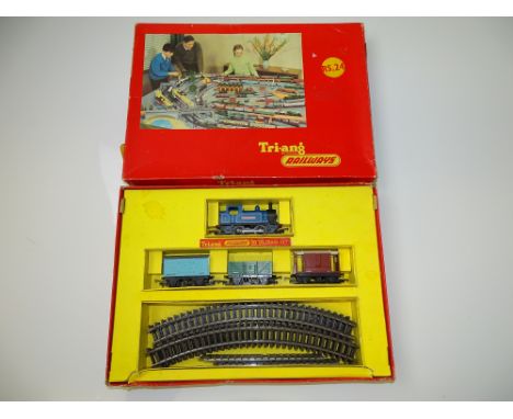 OO GAUGE MODEL RAILWAYS: A TRI-ANG RAILWAYS RS.24 Goods Train Set - G/VG in G box