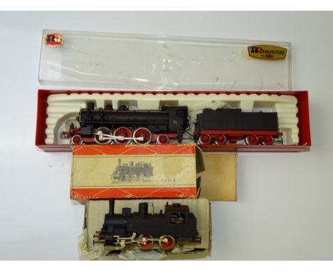 HO GAUGE MODEL RAILWAYS: A pair of Italian Outline locos by RIVAROSSI to include a 1980s steam locomotive with tender togethe