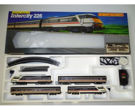 OO GAUGE MODEL RAILWAYS: A HORNBY RAILWAYS Intercity 225 train set - G/VG in G box