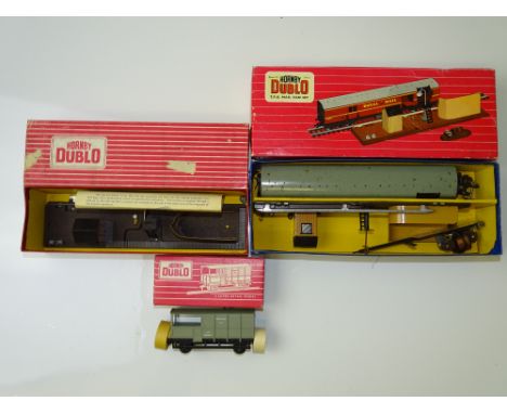 OO GAUGE MODEL RAILWAYS: A HORNBY DUBLO 2400 Royal Mail Operating Coach set - together with an additional 2475 Line Side Appa