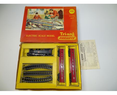 OO GAUGE MODEL RAILWAYS: A TRI-ANG (New Zealand) NZ3P Transcontinental passenger train set - G/VG in F/G box