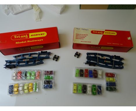 OO GAUGE MODEL RAILWAYS: A pair of TRI-ANG HORNBY R666 Cartic Motorail transporter wagons - complete with 16 TRI-ANG MINIX ca