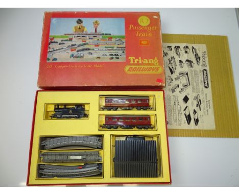 OO GAUGE MODEL RAILWAYS: A TRI-ANG RAILWAYS R2 Passenger train set - G (some warping to passenger coach rooves) in F/G box