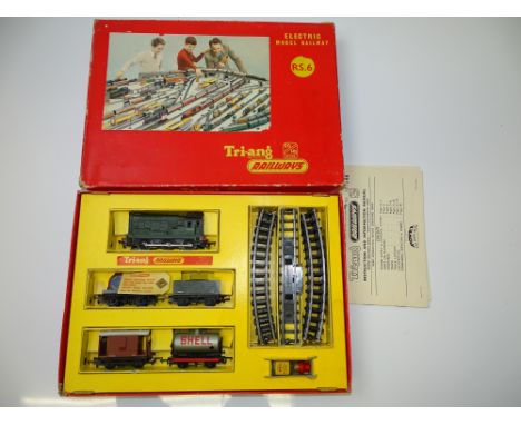 OO GAUGE MODEL RAILWAYS: A TRI-ANG RAILWAYS RS.6 goods train set - G/VG in G box