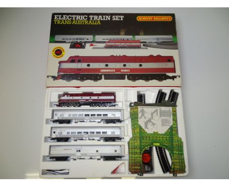 OO GAUGE MODEL RAILWAYS: A HORNBY (Australia) rare Trans-Australia electric train set - VG/E in G/VG box