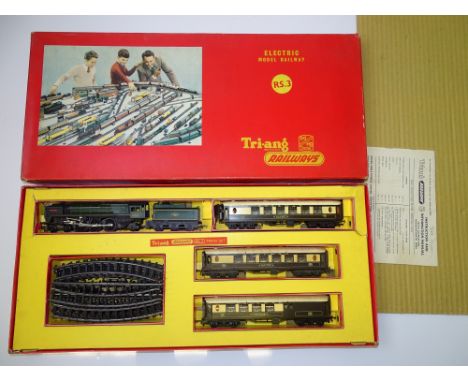 OO GAUGE MODEL RAILWAYS: A TRI-ANG RAILWAYS RS.3 Pullman train set - G in G box
