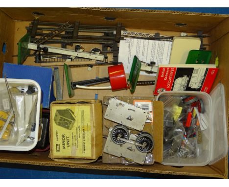 O GAUGE MODEL RAILWAYS: A large crate of HORNBY Series accessories and spare parts including 2 clockwork mechanisms etc - F/G