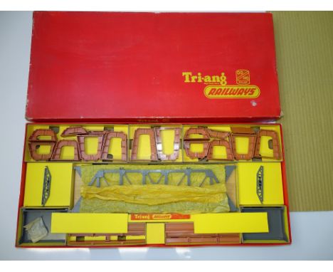 OO GAUGE MODEL RAILWAYS: A TRI-ANG RAILWAYS R.432 Girder Bridge Presentation set - VG/E in G box